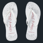 Einfache Silver Lace & Red Trauzeugin Hochzeit Badesandalen<br><div class="desc">Diese wunderschönen Hochzeitskippen sind eine großartige Möglichkeit, Ihre Trauzeugin zu danken und zu erkennen, während sie gleichzeitig ihre Füße rette. Das elegante Design mit silbergrauem Spitz auf weißem Hintergrund und extravaganter, knallroter Schriftzeichen. Der Test liest Trauzeugin mit ihrem Namen unten. Ein guter Weg, ihr zu danken, dass sie Teil Ihres...</div>