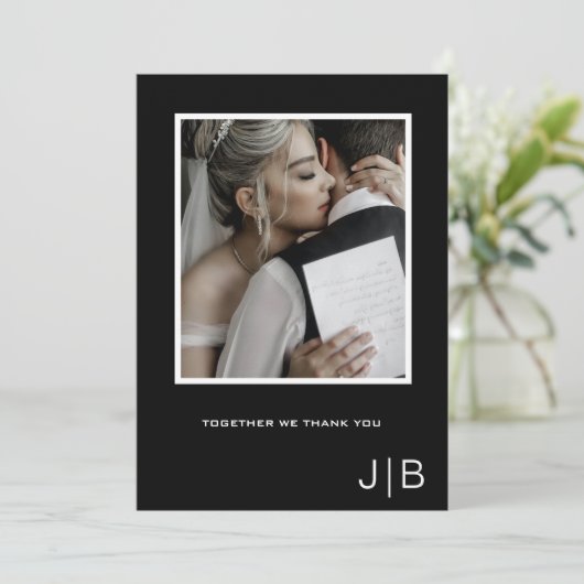 Einfache Skripte Modernes Schwarz-weißes Monogramm Dankeskarte (Stehend Vorderseite)