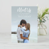 Einfache Skripte treffen uns in Save the Date Foto Einladung (Stehend Vorderseite)