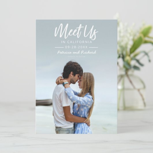 Einfache Skripte treffen uns in Save the Date Foto Einladung (Stehend Vorderseite)