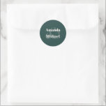 Einfache Smaragdgrüne Moderne Braut und Bräuche Runder Aufkleber<br><div class="desc">Mit diesem stilvollen, einfachen Braut- und Bräutigam-Aufkleber-Design in der beliebten Farbwahl - smaragdgrün mit leichtem ecru-Text - schaffen Sie ein Gefühl der modernen Einfachheit. Die Namen der Braut und des Bräutigams sind fett gedruckt, mit einem großen stylischen Ampere und einem Beispiel ihrer Namen. Diese Aufkleber sind in einer Größe von...</div>