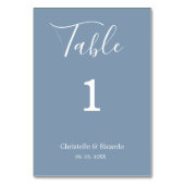 Einfache staubblaue Hochzeitsskripte Tischnummer (Rückseite)