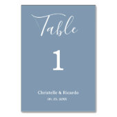 Einfache staubblaue Hochzeitsskripte Tischnummer (Vorderseite)