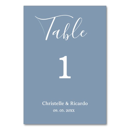 Einfache staubblaue Hochzeitsskripte Tischnummer (Vorderseite)