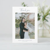 Einfache staubige Blue Elegant Script Foto Wedding Dankeskarte (Stehend Vorderseite)