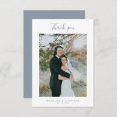 Einfache staubige Blue Elegant Script Foto Wedding Dankeskarte (Vorne/Hinten)
