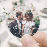 Einfache Stilschrift und Foto Hochzeit Vielen Dank Runder Aufkleber<br><div class="desc">Fügen Sie eine elegante personalisierte Touch zu Hochzeit Dankeschön-Karten und Empfang-Gastgeschenke mit maßgeschneiderten Foto rund Aufkleber / Umschlag Aufkleber. Das Bild und alle Formulierungen auf dieser Vorlage sind einfach zu personalisieren. "Vielen Dank" kann in Liebe & Dank geändert werden, willkommen, die Initialen des Paares, andere Texte, oder es kann ganz...</div>