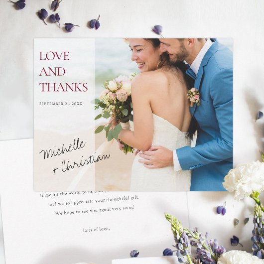 Einfache, stilvolle Hochzeit mit Burgundy Typograf Dankeskarte