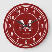 Einfache, stilvolle Maroon Monogram Custom Family Große Wanduhr (Vorderseite)