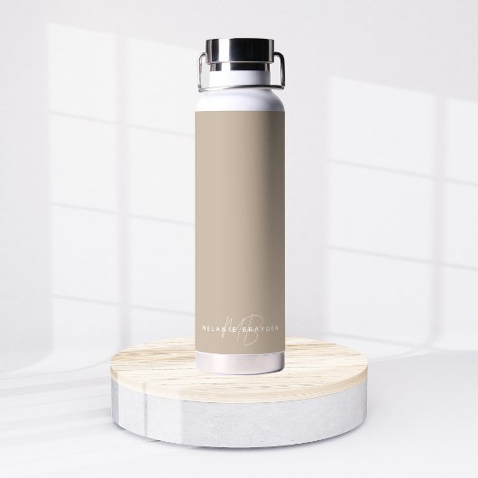 Einfache Taupe Minimalistisch Zwei Monogramm Name Trinkflasche