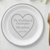 Einfache Teller aus Silber, Grau und Weißpapier