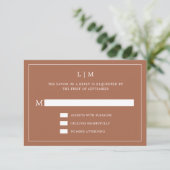 Einfache Terracotta Monogram Hochzeit RSVP Karte (Stehend Vorderseite)