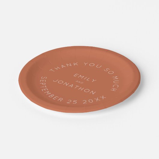 Einfache Terracotta-Namen Datum benutzerdefinierte Pappteller (Schrägansicht)