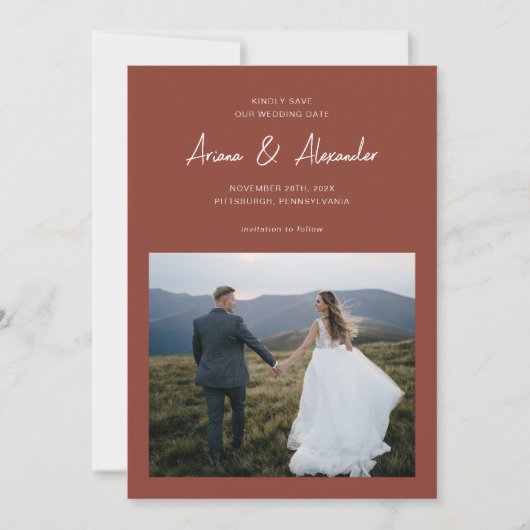 Einfache Terracotta-Script-Foto Hochzeit Save The Date (Vorderseite)