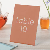 Einfache Terracotta-Tischnummer für Hochzeiten Sockelschild (In Situ)