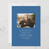 Einfache trendblaue Graduate Foto Abschluss Einladung (Rückseite)