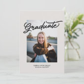 Einfache trendige lässige Graduate Foto Abschluss Einladung (Stehend Vorderseite)
