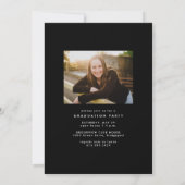 Einfache trendige lässige Graduate Foto Abschluss Einladung (Rückseite)