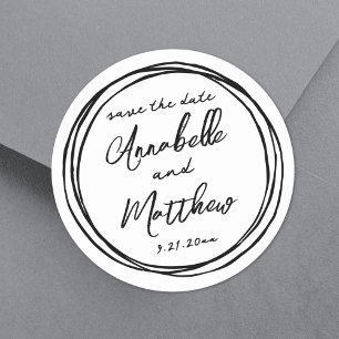 Einfache trendy Schwarz-weiße Namen Save the Date Runder Aufkleber