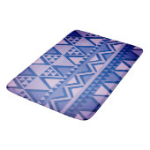 Einfache Tribal Art Muster Violet Badematte (Schrägansicht)