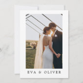 Einfache Typografie-Couple-Foto-Hochzeitseinladung Einladung (Vorderseite)