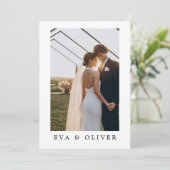 Einfache Typografie-Couple-Foto-Hochzeitseinladung Einladung (Stehend Vorderseite)