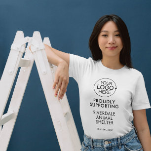 Einfache Typografie für das Logo in der Werbung hi T-Shirt