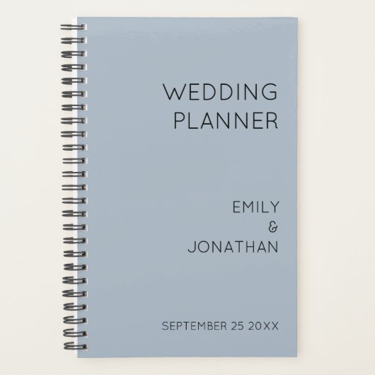 Einfache Typografie-Namen Datum Dusty Blue Wedding Planer (Vorderseite)