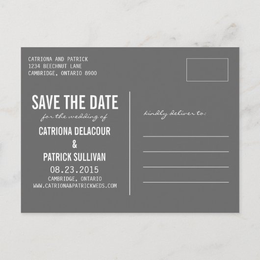 EINFACHE TYPOGRAFIE VERTIKALE SAVE THE DATE POSTCA ANKÜNDIGUNGSPOSTKARTE (Rückseite)