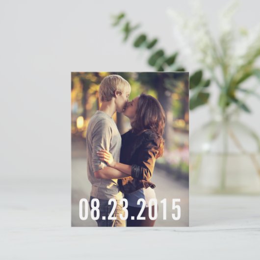 EINFACHE TYPOGRAFIE VERTIKALE SAVE THE DATE POSTCA ANKÜNDIGUNGSPOSTKARTE (Stehend Vorderseite)