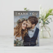 Einfache typografische Hochzeit des modernen Fotos Dankeskarte (Stehend Vorderseite)
