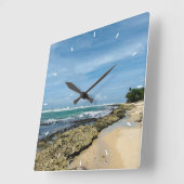 Einfache Uhr an der Wand des modernen Square