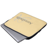 Einfache und elegante Beige Monogramm und Name Laptopschutzhülle (Vorne Knopf)
