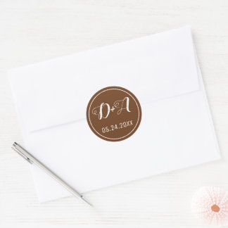 Einfache und elegante Initialen braune Hochzeit Runder Aufkleber