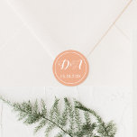 Einfache und elegante Initialen für die Hochzeit Runder Aufkleber<br><div class="desc">Einfache und elegante Initialen pfirsichen einen runden Umschlag Aufkleber-Aufkleber. Es koordiniert mit unserer Hochzeitssuite "Peach watercolor cactus Blume".</div>