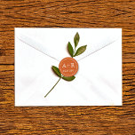 Einfache und elegante Initialen verbrannte orange  Runder Aufkleber<br><div class="desc">Einfache und elegante Initialen verbrannten orange-weiße Hochzeitsaufkleber und Umschlag Aufkleber rund um das Stickert. Es zeigt Ihre Initialen in einem Skript-Schriftart auf orange an. Es ist Teil unserer Hochzeitssuite "Orange Blume". Sie können die Hintergrundfarbe ändern,  um Ihren Bedürfnissen gerecht zu werden.</div>
