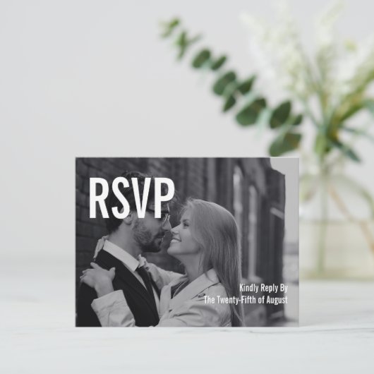 Einfache und minimale Typografie Hochzeit RSVP Pos Einladungspostkarte (Stehend Vorderseite)