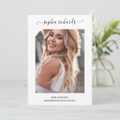 Einfache und stilvolle Schwarz-Weiß-Foto-Graduate Ankündigung (Stehend Vorderseite)