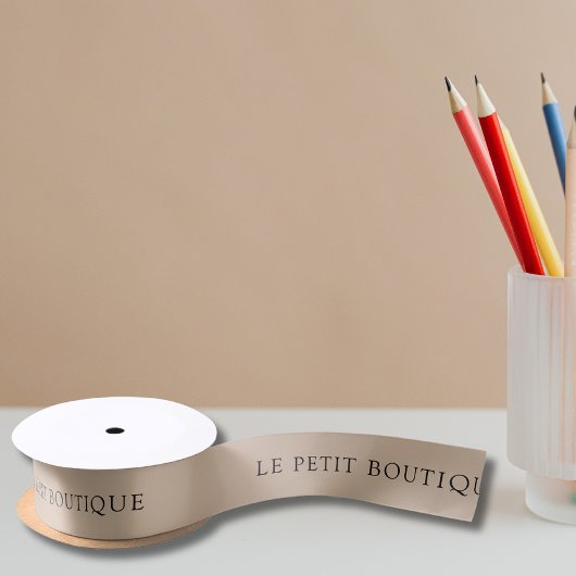 Einfache Unternehmensbezeichnung auf Tan Satinband