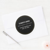 Einfache Visitenkarte im schwarzen Hintergrund Runder Aufkleber (Umschlag)