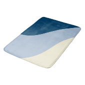 Einfache Waves - dunkelblau, hellblau und creme Badematte (Schrägansicht)