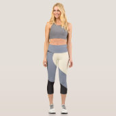 Einfache Waves - Schwarz, Grau und Creme Capri Leggings (Vorderseite)
