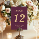Einfache Wedding Wine Color Gold Script Calligraph Tischnummer<br><div class="desc">Eine einfache Tischnummer. Es ist nur goldener Text auf einem weinfarbenen Hintergrund. Alles außer der Zahl selbst ist in einem eleganten kalligrafischen Skript geschrieben.</div>