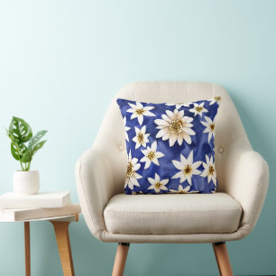 Einfache weiße Blume auf blauem Hintergrund Wasser Kissen