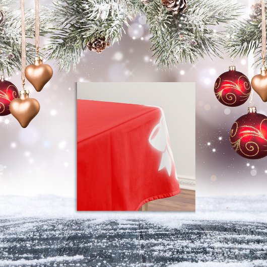 Einfache, weiße Dekoration Weihnachten auf Rot | Tischdecke