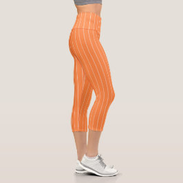 Einfache weiße Streifen auf orangefarbenem Hinterg Capri Leggings