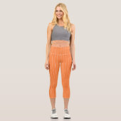 Einfache weiße Streifen auf orangefarbenem Hinterg Capri Leggings (Vorderseite)