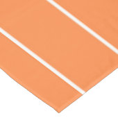 Einfache weiße Streifen auf orangefarbenem Hinterg Tischdecke (Schrägansicht)