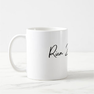 Einfache weiße Tasse mit Skriptname