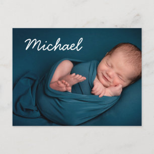 Einfache weiße Typografie Baby Name Foto Ankündigungspostkarte